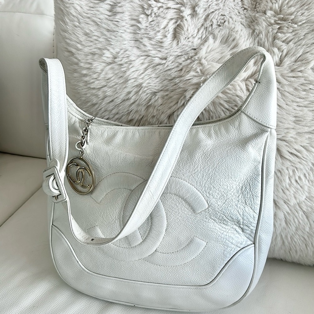 AUTHENTIC CHANEL Vintage Rare White CC Caviar Leather Shoulder Bag